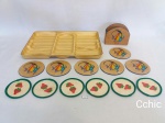 Lote de 3 peças sendo 1 petisqueira em madeira e 12 descansos de copos variados. Sendo 6 descansos de copos em madeira com suporte e 6 descansos de copo em plástico decorado com morangos. Medida da petisqueira: 35x23cm de comprimento.
