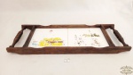 Bandeija com 2  azulejos com borda em madeira  .medidas 43 comprimento 17 cm largura