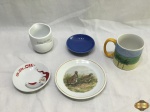 Lote composto de 2 pratos decorativos, 1 petisqueira, 1 caneca e 1 separador de gema em porcelana.