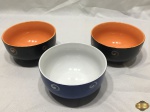Lote de 3 bowls em porcelana pintada. Medindo 7,5cm de altura x 13,5cm de diâmetro
