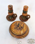 Lote de 3 peças diversas. Sendo 2 castiças e 1 caixa porta joia em pedra sabão. Os castiçais medindo 10cm de altura e caixa com 10cm de diametro e 5cm de altura.