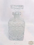 Garrafa licoreira com tampa em vidro lapidação bico de jaca. Medindo 23cm de altura x 5cm de diametro.