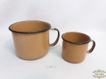 Lote de 2 canecas em ágata marrom. O canecao medindo 13cm de diametro x 10cm de altura e a caneca pequena medindo 8cm de diametro x 7cm de altura.