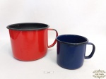 Lote de 2 canecas em ágata colorida. O canecao na cor vemelha medindo 13cm de diametro x 10cm de altura e a caneca pequena azul marinho medindo 8cm de diametro x 7cm de altura.