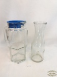 Lote composto de  decanter em vidro e jarra em vidro com tampa em plástico duro. Medindo a jarra ,24cm de altura.