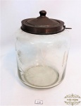 Biscoiteira em  cristal  lapidado com tampa em cobre. Medindo: 17cm de altura x 10cm de diametro.