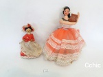 2 bonecas decorativas com base em madeira, medida: 15 cm de altura / 20 cm de altura.