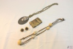 Lote de bijuterias finas, 2 colares, pulseira e par de brincos de pressão.