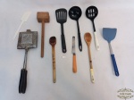 Lote de 10 utensilios  de cozinha. Composto por conchas, escumadeiras, misteira, batedor de carne, faca, espatula e colher de pau.
