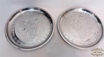 Par de bandejas em aço inox decorado com uvas em relevo. Medida: 32cm de diametro.