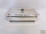 Suporte retangular em prata 90 com tampa e pirex. Medida do suporte: 32x22cm de comprimento e o pirex medindo 31x21cm de comprimento. O pirex apresenta bicado.