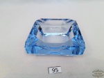 Cinzeiro com base quadrada com base azul.Medidas Largura 10cm e commrimento 10cm