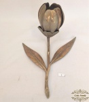 Cinzeiro de mesa em bronze em forma de flor por 6 petalas sendo cada um delas um cinzeiro individual Medidas 23cm comprimento e 20cm largura