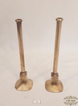 Par de castiçal solitario em metal dourado . Medidas 17cm altura