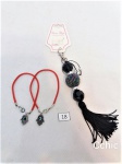 Lote 3 peças chaveiro e pulseiras. Sendo um chaveiro decorativo e duas pulseiras com pingentes de olho grego