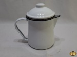Leiteira em ágata esmaltada branco com friso preto. Medindo 17cm de altura.