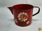 Leiteira em ágata esmaltada vermelha com pintura floral. Medindo 11cm de altura.