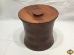 Balde de gelo em madeira. Medindo 22cm de diâmetro de boca x 21cm de altura.