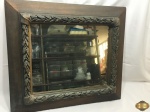 Espelho retangular com moldura em madeira ricamente trabalhada. Medindo a moldura 71cm x 62cm