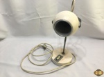 Luminária de mesa bolinha em metal pintado da década de 70. Medindo 36cm de altura. O interruptor está com defeito.