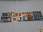 Faixa decorativa retangular em cerâmica com propagandas retro. Medindo 61cm x 16cm.