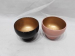 2 cachepot violeteira em charão, nas cores preto e rosa, medindo 7,5 cm de altura x 8,5 diâmetro de boca