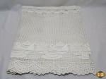 Cortina para copa / cozinha com furos para varão.  Peça com lindos detalhes de bulé com xícara. Medindo: 4 M X 60 CM.