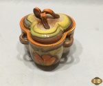 Potiche com tampa em porcelana pintada. Medindo 13cm de altura,