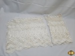 Par de Cortina para copa / cozinha com furos para varão.  Peça com lindos detalhes de janelinhas e vasinhos de planta. Medindo: 45 X 110 CM.