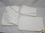 Jogo de lençol 3 peças. Composto por 1 fronha, 1 lençol de elástico e 1 lençol superior em linho. Peças em ótimo estado de conservação. Medindo lençol superior: 240 X 220 CM.