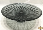 Prato de bolo com pé, fruteira em cristal fume moldado da Tok&Stock. Medindo cm de diâmetro x cm de altura.