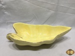 Enorme petisqueira na forma de folha em porcelana Weiss amarela com friso ouro. Medindo 35cm de comprimento x 10cm de altura.