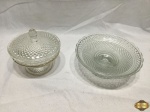 Lote de compoteira e pequena fruteira em vidro moldado. Medindo a fruteira 18,5cm de diâmetro x 7cm de altura.