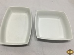 Lote de 2 travessas em porcelana refratária branca. Medindo a quadrada 19cm x 19cm x 5cm de altura.