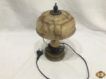 Abajur em alabastro. Medindo 18cm de diâmetro de cúpula x 28cm de altura. A cúpula  está restaurada.