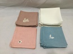 Lote de 24 pequenos guardanapos de linho bordados , medindo 20 cm