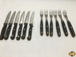 Jogo de 12 talheres para churrasco em aço com cabo em madeira. Composto de 6 garfos e 6 facas.