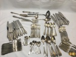 Faqueiro 124 peças em prata 90 Eberle modelo 1200. Composto de 12 garfos de mesa, 12 facas de mesa, 12 garfos de peixe, 12 facas de peixe,11 colheres de sopa, 12 garfos de sobremesa, 11 facas de sobremesa, 12 colheres de sobremesa, 11 colheres de café, 12 colheres de chá e 7 talheres de servir.