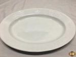 Enorme travessa de peixe em porcelana inglesa com relevos na borda. Medindo 45cm x 32cm.