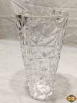 Vaso floreira em vidro ricamente moldado. Medindo 25,5cm de altura.
