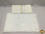 Lote composto de  1 toalha de lavabo com renda, e 1 pano de lavabo em linho com bordado e renda