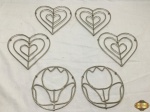 Lote composto de 4 descansos de panela na forma de coração e 2 descansos de panela na forma de flor. Medindo os 4 na forma de coração 18cm x 18cm.