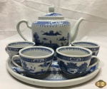 Lote composto de bule, 4 xícaras de café e bandeja em porcelana oriental azul e branca pintura de pagode. Medindo o bule 16cm de altura.