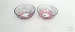 Par de cumbucas para sobremesa em cristal rosa lapidado. Apresenta pequeno bicado. Medida: 10cm de diametro x 4cm de altura
