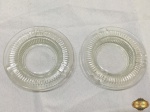 Lote composto de 2 cinzeiros em vidro moldado. Medindo 10cm de diâmetro.