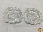 Lote composto de 2 cinzeiros em vidro moldado. Medindo 10,5cm de diâmetro.