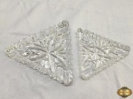 Lote composto de 2 cinzeiros triangulares em vidro moldado. Medindo o maior 12,5cm x 12,5cm.