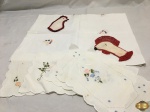 Lote de 7 peças bordadas, sendo 4 paninhos retangulares para bandeja, uma toalha de linho 70cm x 70cm com pequenos furinhos e marcas de guardado e par de protege bico de bule.