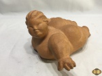 Escultura em terracota estilo Botero de mulher desnuda deitada da artista plástica bahiana Eliane Kertesz . Peça assinada na perna. Medindo 22cm de comprimento.