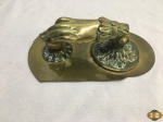Aldrava em bronze na forma de mão. Medindo 23,5cm x 13cm x 7,5cm de profundidade.